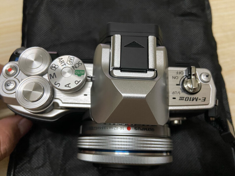 奥林巴斯E-M10 MarkIV微单相机想请问一下需要额外购买其他镜头嘛？纯小白一个 想用来记录日常的？