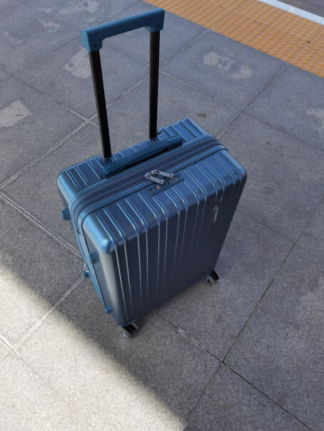 美旅箱包旅行箱美旅万向轮拉杆箱2079B顺滑箱包升级版容易刮花吗？