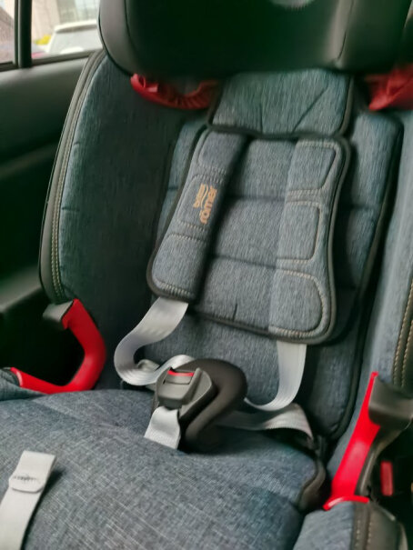 宝得适宝宝汽车儿童安全座椅isofix接口百变骑士IV头枕的地方软吗？软包是很薄吗？