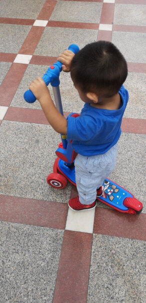 迪士尼儿童滑板车三合一小孩可坐滑滑车怎么打开？
