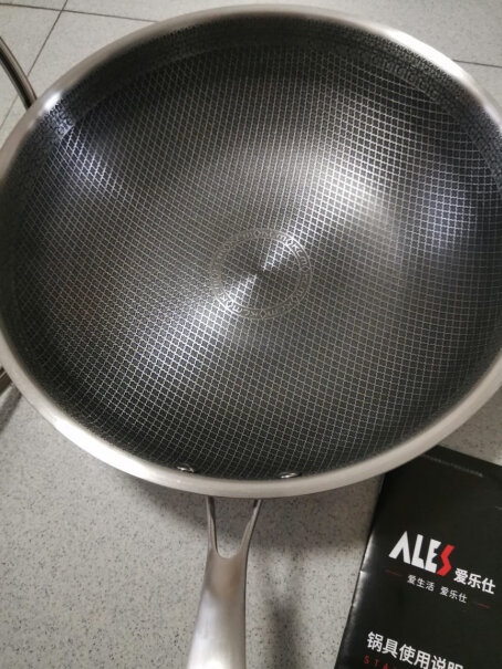 爱乐仕德国炒锅不粘锅这锅的锅盖设计严重有问题，难不成大家没被烫伤？
