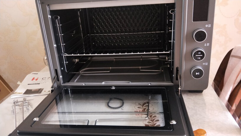 海氏电烤箱75升家用商用专业烘焙多功能大容量烤盘是纯平的吗？