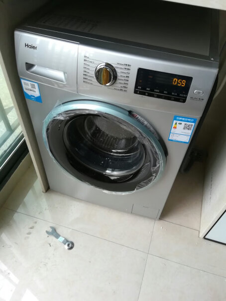 海尔（Haier超薄滚筒洗衣机全自动这款洗衣机放金纺的那个格，每次洗完衣服金纺都冲不下去，里边还有，为什么？