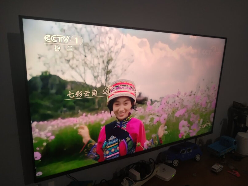 荣耀智慧屏X1系列50英寸LOK-3302G+16G这款电视底座是金属的吗？