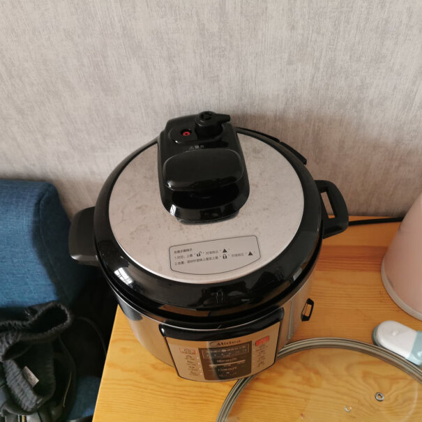 美的提鲜系列智能电压力锅5L家用多功能不粘双胆高压快煮上蒸下煮可以开盖煮面条吗？