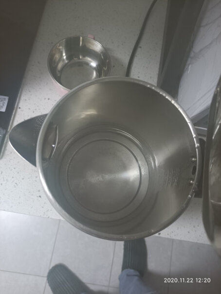 飞利浦电热水壶你们买的这款热水壶，烧水尤其是保温，烧出来的水异味重吗？