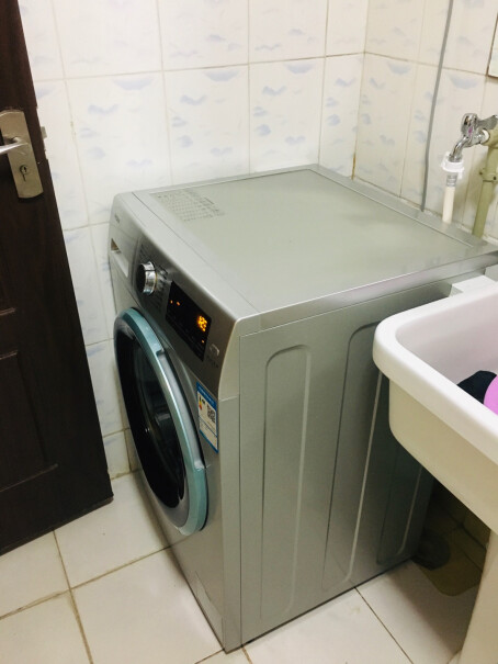 海尔（Haier超薄滚筒洗衣机全自动自带进水管和排水管吗？