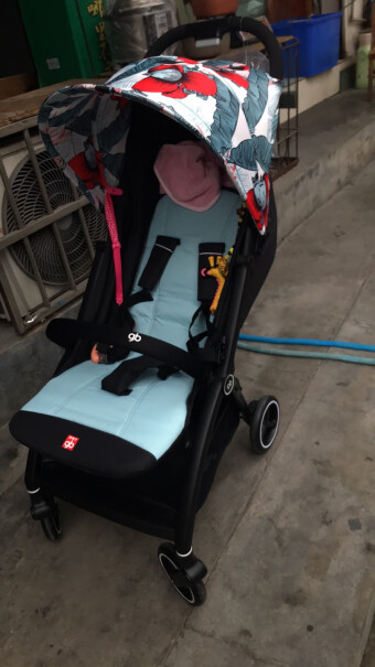 好孩子婴儿推车宝宝车婴儿伞车安全带肩膀上的两条是怎么固定的啊 求方法 求照片？