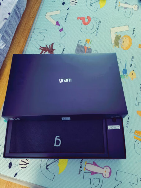 LGgram比较关心屏幕，是触控屏吗？支持手写笔吗？