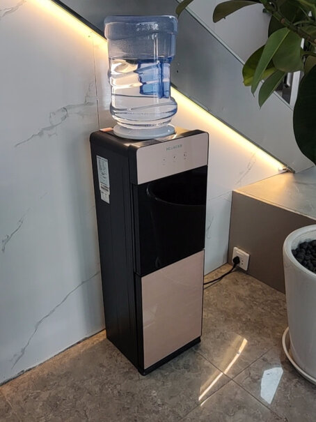 美菱饮水机立式家用办公双开门柜式温有制冷吗？