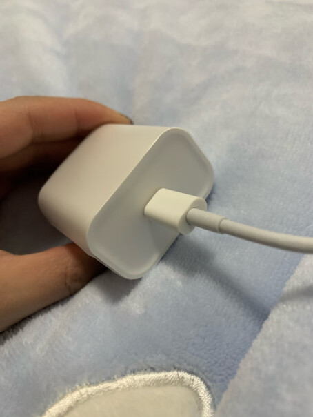 苹果12充电的时候有电流声。