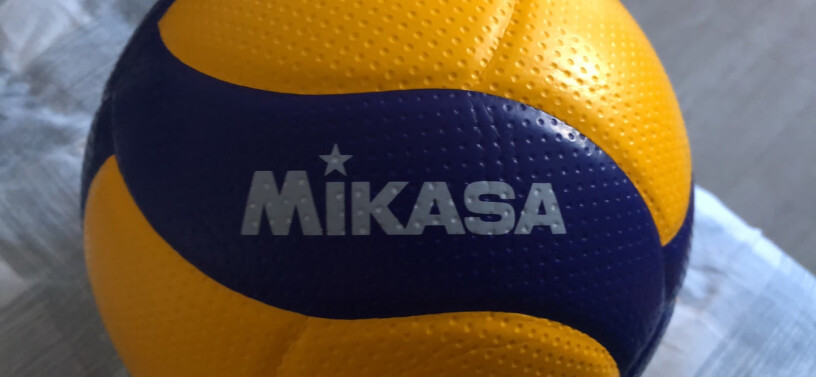 mikasa排球5号学生中考比赛训练排球v200和v300的区别是什么？