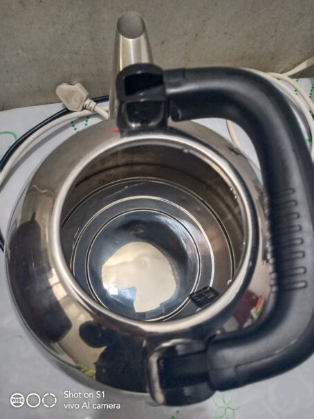 苏泊尔电水壶热水壶电热水壶304不锈钢烧水壶壶里面的那根管子是什么材料的，也是304吗。