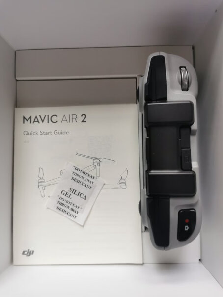 DJI 御 Mavic Air 2 无人机你好，单机带有操作手柄的吗？