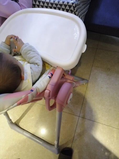babycare儿童餐椅多功能便携式可折叠宝宝餐椅绿色座套的底部后背都有填充物吗？是不是空的？