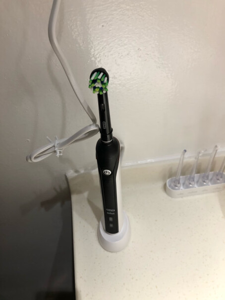 欧乐B电动牙刷成人小圆头牙刷情侣礼物3D声波旋转摆动充电式老人家可以用电动牙刷吗？不知道合不合适...