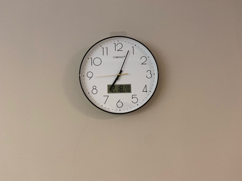 康巴丝挂钟客厅静音万年历钟表石英钟表挂墙卧室时钟薄边日历挂表显示温度吗？