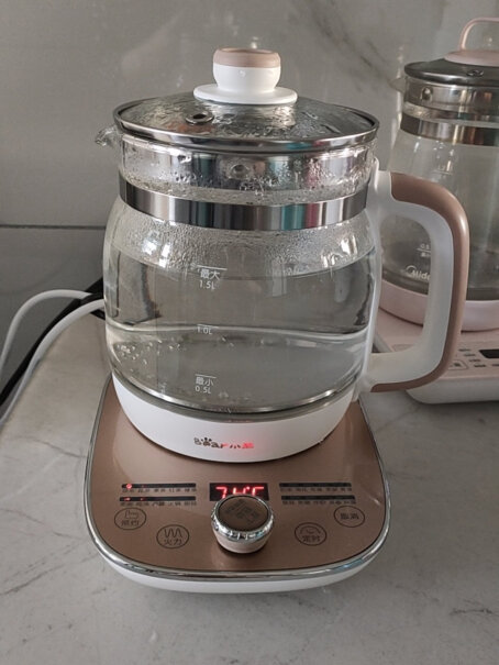 小熊养生壶热水壶煮茶器煮茶壶小熊跟美的比，买哪个比较好？