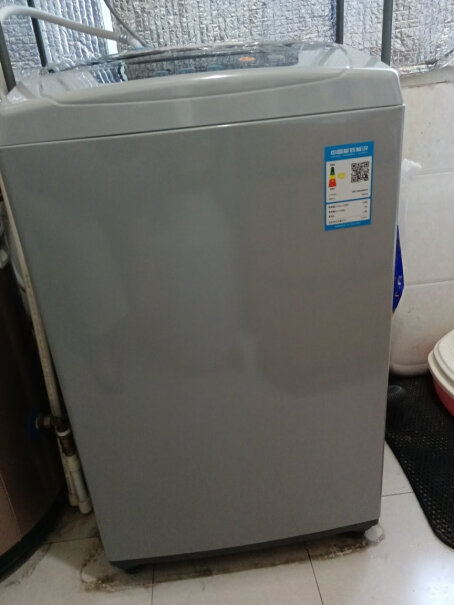 小天鹅5.5公斤波轮洗衣机全自动买回来的洗衣机里面是不是有水？