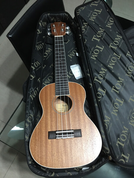 TOM尤克里里ukulele乌克丽丽沙比利入门小吉他23英寸请问这个弹出来的声音较小吗？