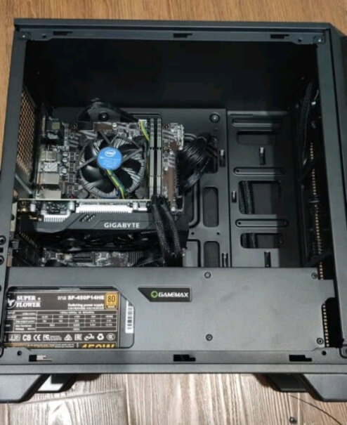 技嘉(GIGABYTE) GTX 1650 WINDFORCE OC 4G D63.9G的2200G配这个的话300W电源够用吗？另外需要插独立供电线吗？