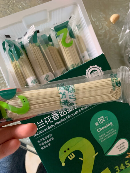 英氏宝宝辅食多乐能系列西兰花香菇味10个月的宝宝吃这个面要掰碎了吃吗？