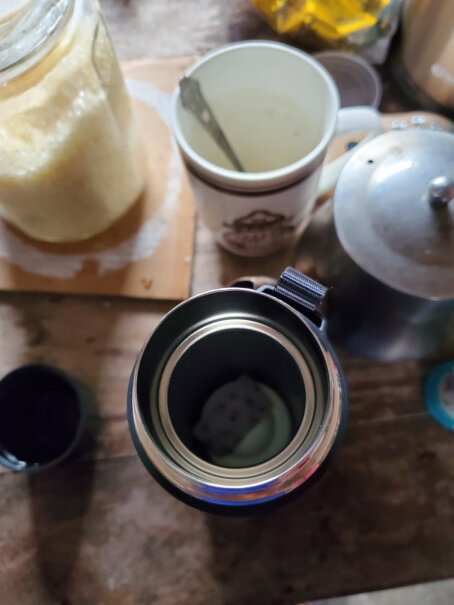 富光心喜系列保温杯杯子装热水后有异味吗？