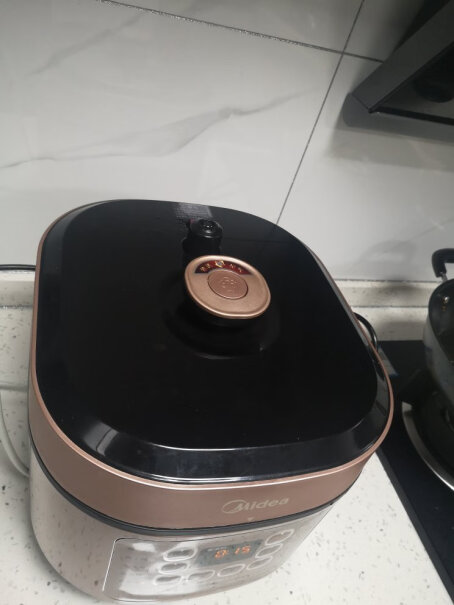 美的提鲜系列智能电压力锅5L家用多功能不粘双胆高压快煮上蒸下煮是插头线和锅分开的吗？