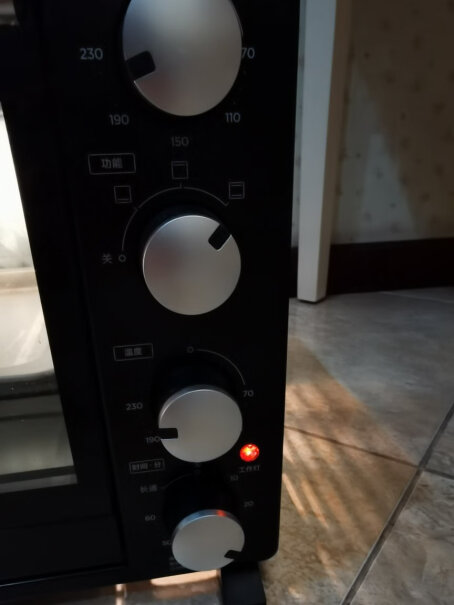 美的家用电烤箱用的时候烤箱外面烫不烫？