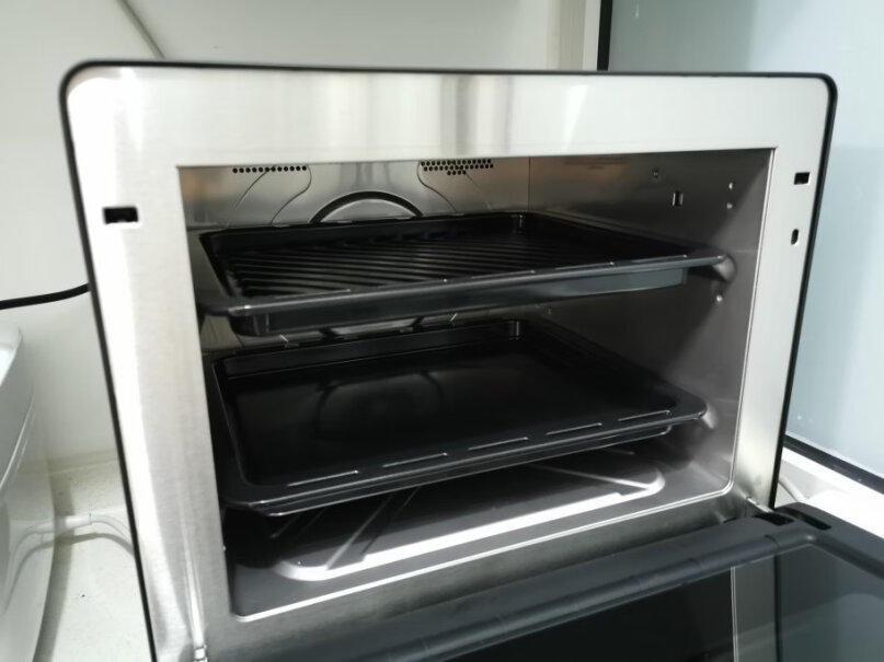 松下电烤箱蒸烤箱这个蒸烤箱里面有层板或者架子吗？
