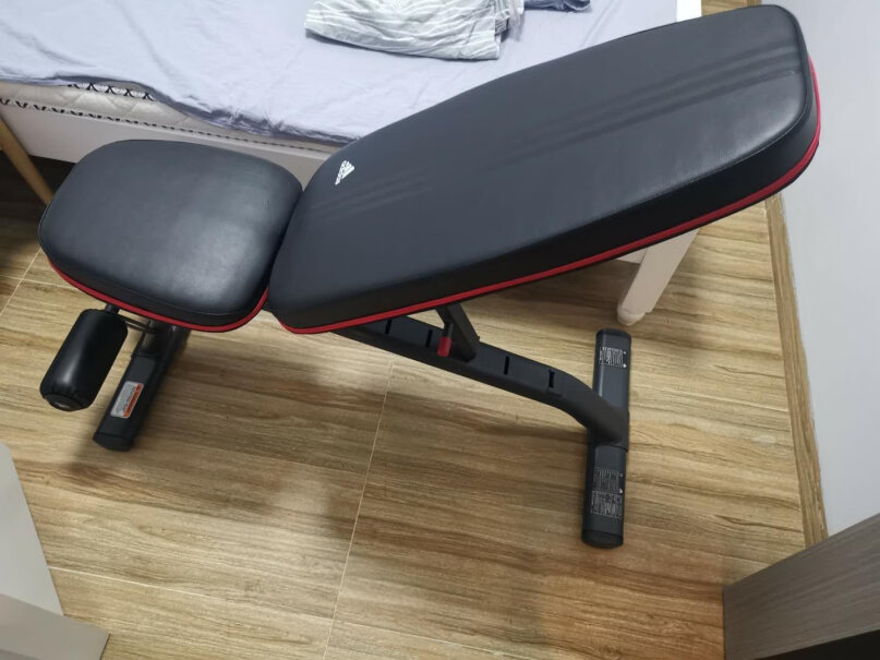 阿迪达斯哑铃凳多功能健身椅仰卧起坐运动器材家用腹肌训练椅有异味吗？能承受多重？
