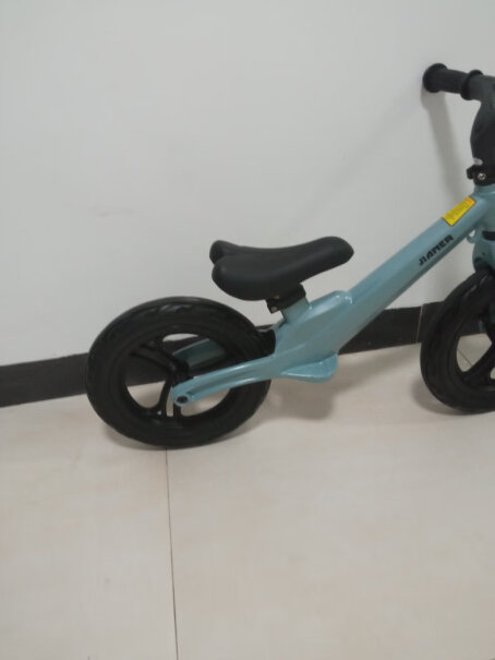 健儿平衡车儿童滑步车无脚踏单车滑行车12寸经典黑5岁骑小吗？