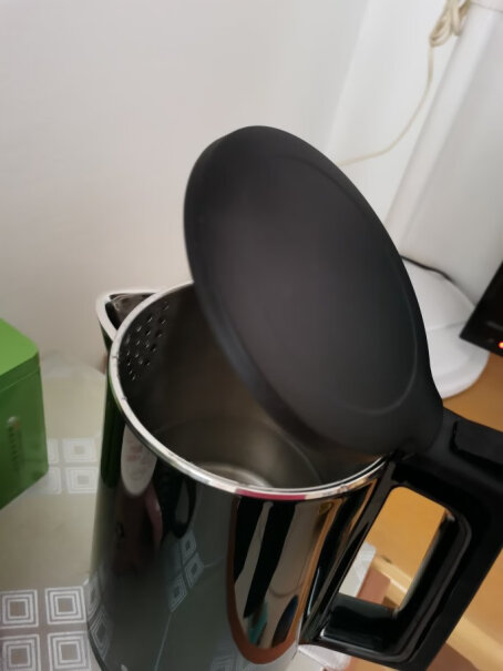 苏泊尔电水壶烧水壶热水壶刚收到，烧水洗了一下水壶，为什么一股塑料味呀，你们买的也这样吗？壶底有小黑点点？