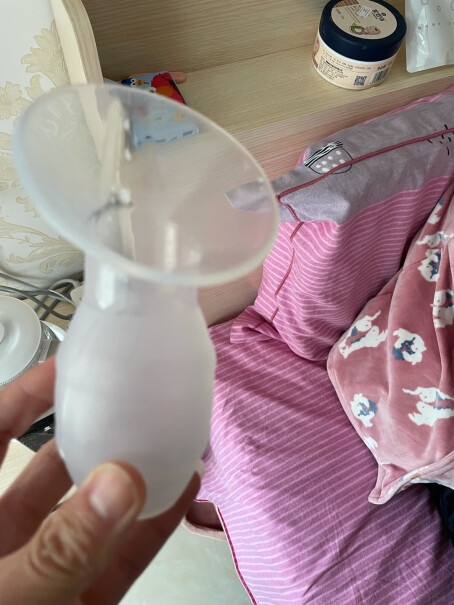 十月结晶集乳器硅胶集奶器漏奶接奶神器母乳收集吸奶时一直用手扶着，还是吸上了就不用手扶着了？