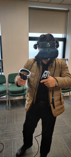 HTC VIVE Cosmos VR眼镜套装买了这个还要买追踪器吗？