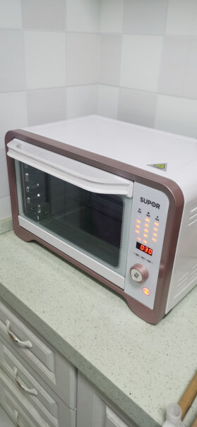 苏泊尔家用多功能电烤箱定时控温烤箱工作时烤箱内没有灯光吗？