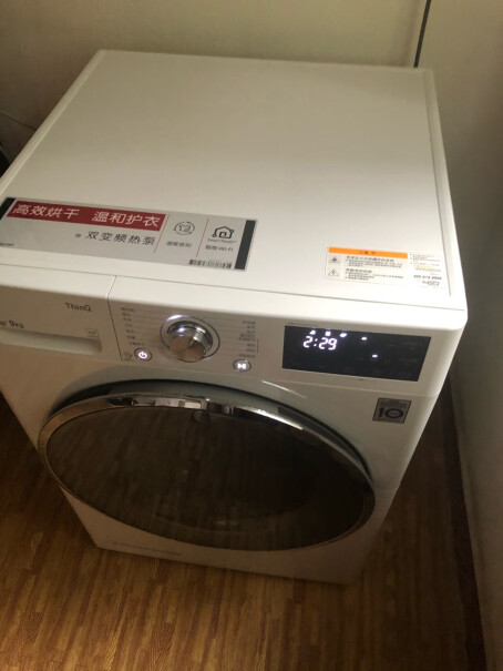 LG9KG双变频热泵烘干机家用干衣机双12捌迁到手价拍下。咨询客服同品牌不给连接件 就一个角铁一样的固定件。还是不选同品牌了。洗衣机程序界面不友好。操作难度太大。而且没有冲锋衣烘干。家里男人全是户外的衣物这个必须有 价格给大家参考？