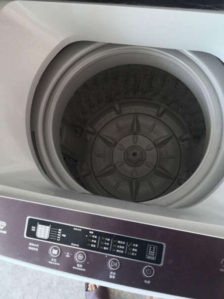 康佳洗衣机全自动8公斤波轮甩干脱水洗衣机下边有滚轮吗？