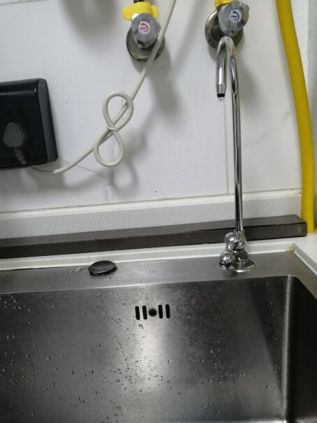 苏泊尔全屋净水套装超滤机+前置过滤器为什么过滤后水垢更多，好多白色的粉尘，是滤芯脱尘吗？