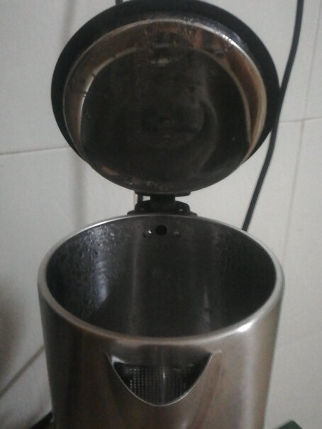 飞利浦电热水壶304不锈钢保温时功率多大啊？还有为什么烧的水有很重的塑胶味？