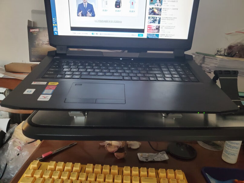 乐歌W72笔记本支架桌面铝合金气压旋转升降电脑架你好。我和同事的桌子是面对面的，中间还有隔板，根本没有空间，如何安装呢？
