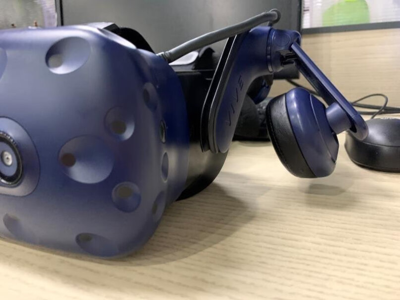 HTC VIVE PRO 2.0 VR眼镜这款是无线还是有线的？