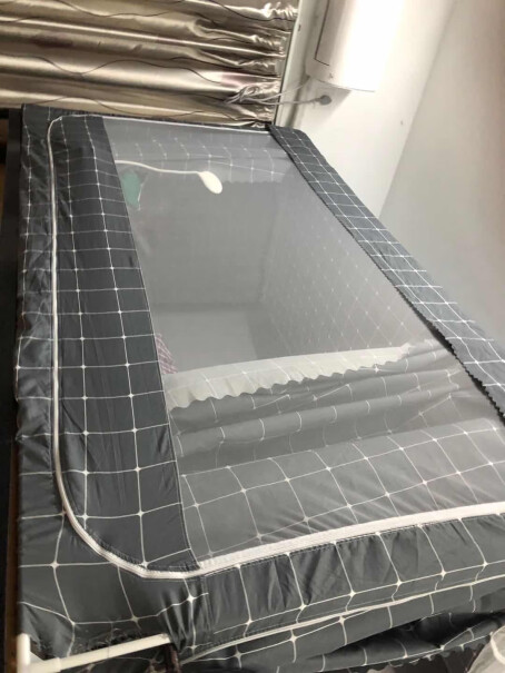 皮尔卡丹宿舍床帘学生蚊帐0.9米有人能拍一下床帘遮光的情况么？