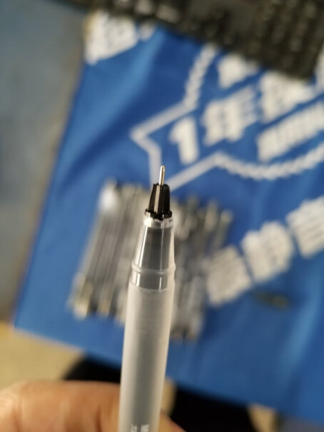 晨光M&G文具0.5mm黑色中性笔巨能写笔杆笔芯一体化签字笔和小米巨能写比起来怎么样？