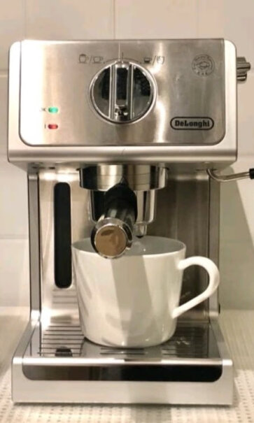 德龙咖啡机趣享系列半自动咖啡机请问使用过的同学们，手柄里面有一根铁丝状的弓子，需要拿出来吗？还是直接把装咖啡的小铁碗放进去？
