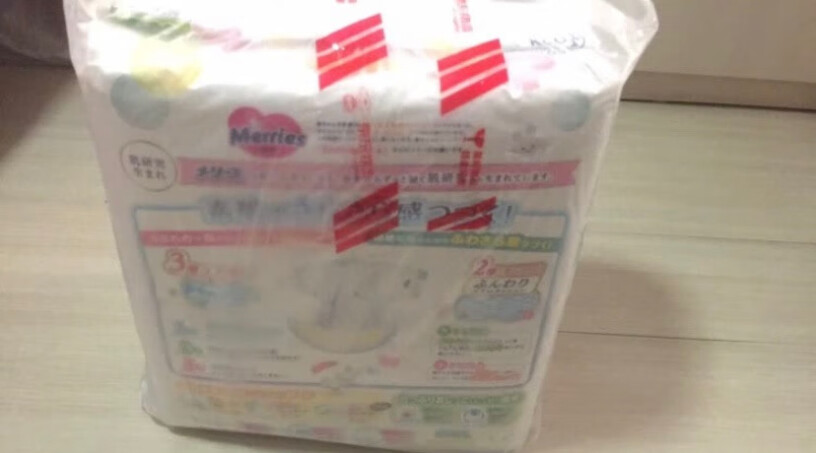 花王妙而舒Merries日本进口纸尿裤M64片6-11kg中号婴儿尿不湿纸尿片柔软透气超大吸收为什么我买的不吸水呢？每次给宝宝换尿布摸上去都是湿湿的？你们的怎么样？