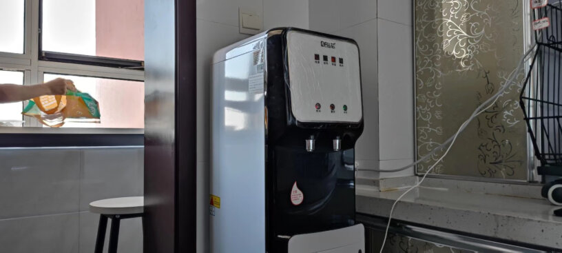净水器直饮超滤一体机饮水机钻芯净水机立式可以供多少个人用？
