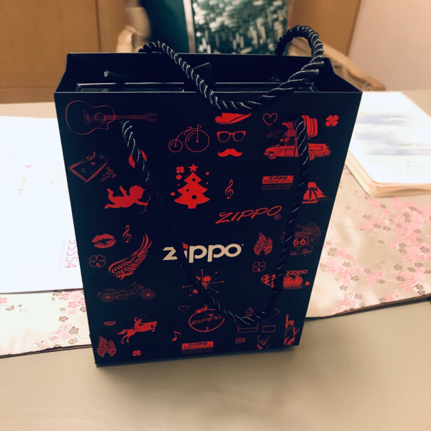之宝Zippo煤油打火机招财猫礼盒套装4种颜色可选是正品吗 这个是不是还要买机油啊 （我不懂）