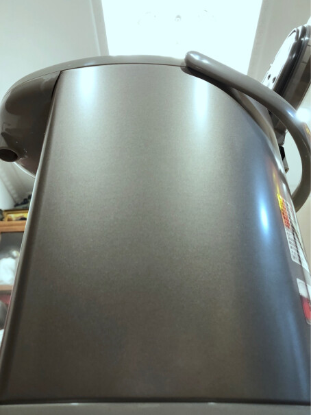 象印电热水瓶家用电水壶有隔热层吗？水开后外壳大概多少温度？