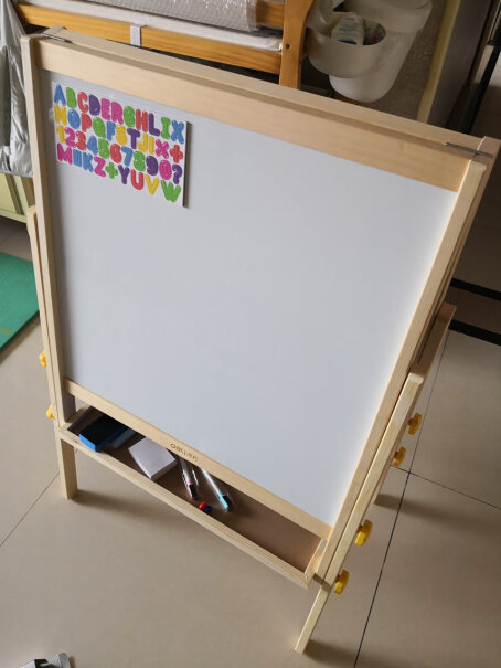 得力deli儿童双面磁性可升降画板立式画架写字板用板擦擦黑板上的粉笔字会有粉尘，能用吸了水的抹布擦吗？